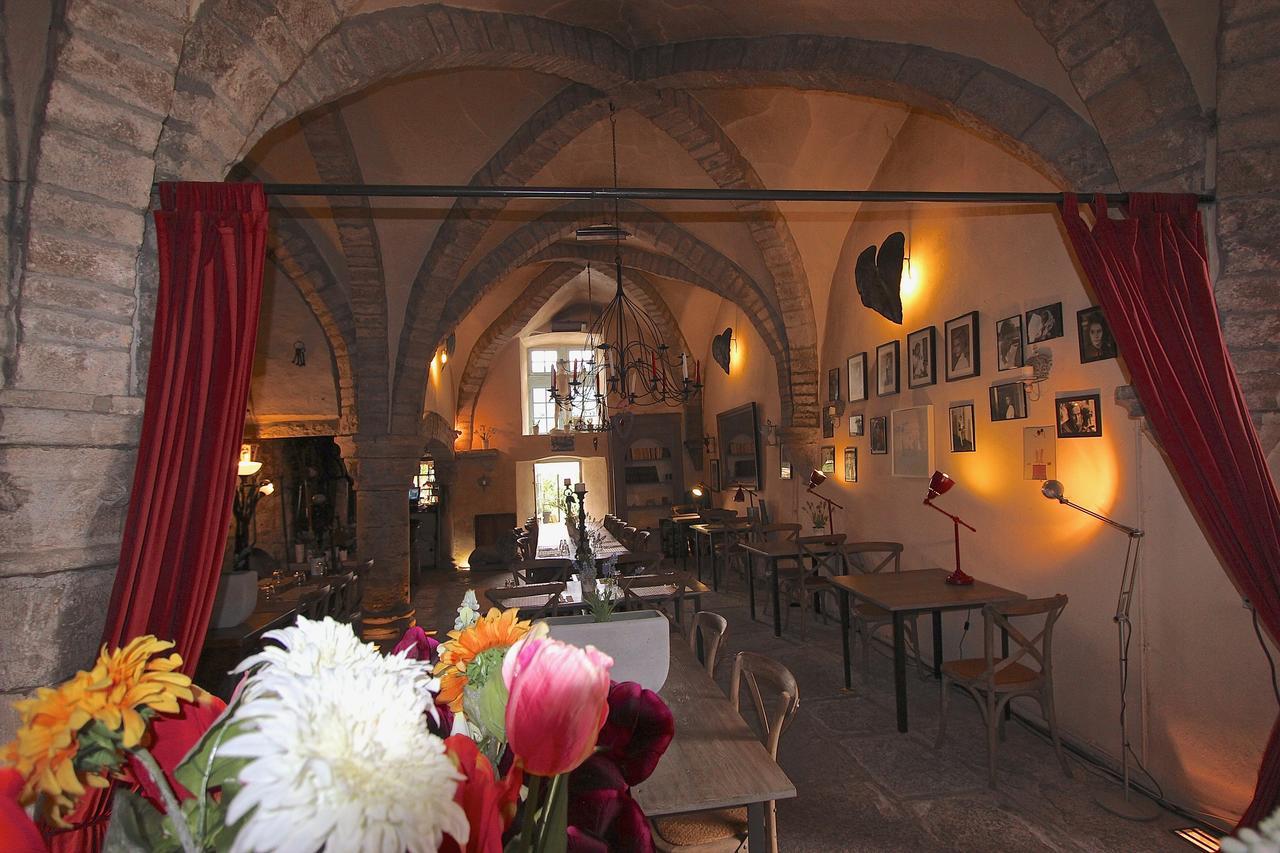Готель Gothique Cafe Бом-ле-Месьєр Екстер'єр фото